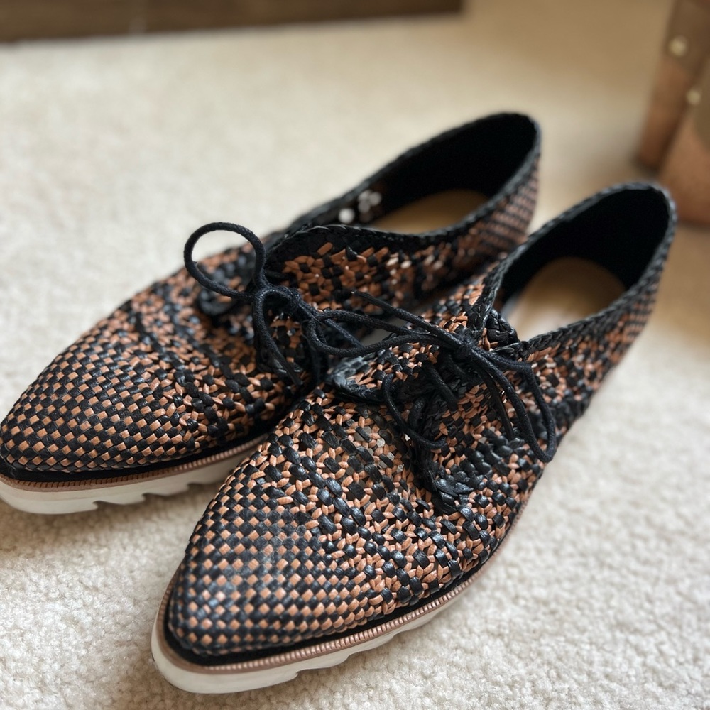 ZARA Black and Tan Pointed Shoes - size 6